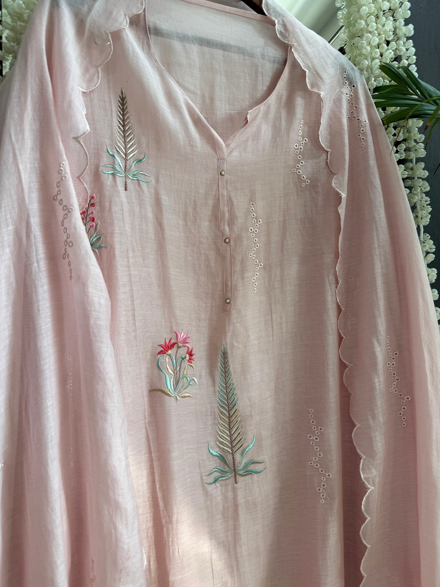 Luxurious Mul chanderi floral springs suit