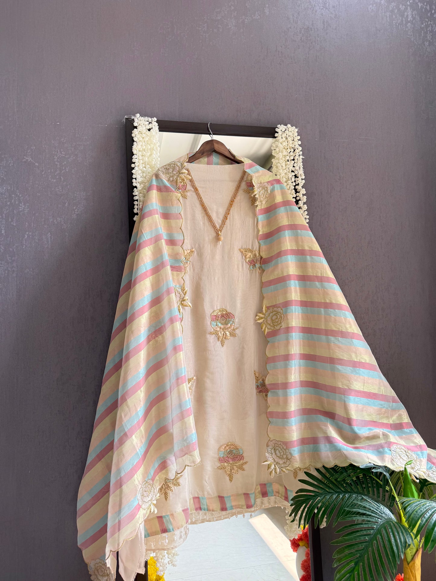 Luxurious roses appliqué handwork suit