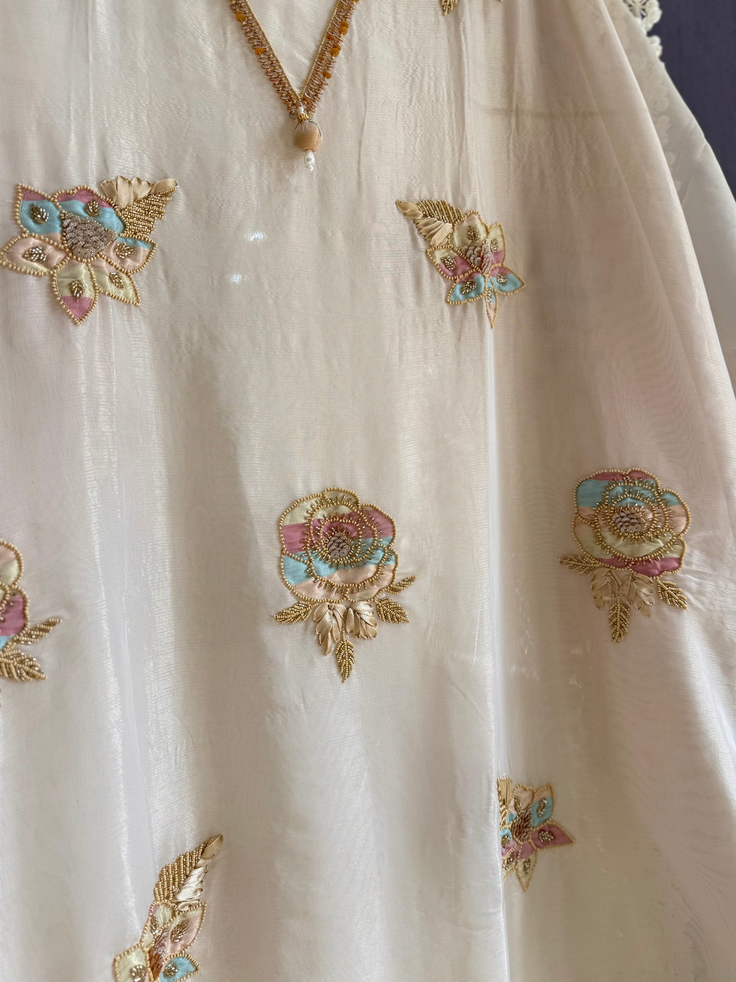 Luxurious roses appliqué handwork suit