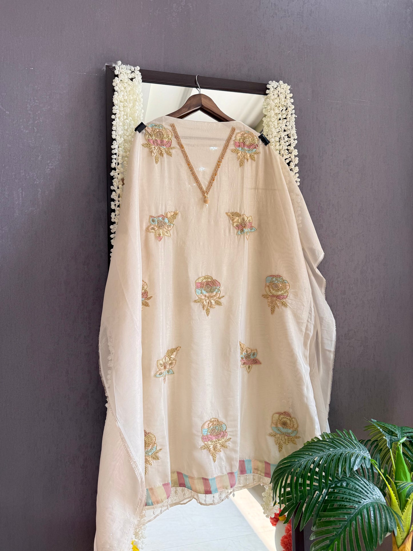 Luxurious roses appliqué handwork suit