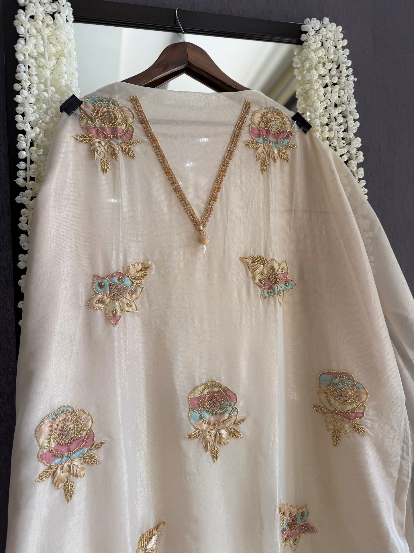 Luxurious roses appliqué handwork suit
