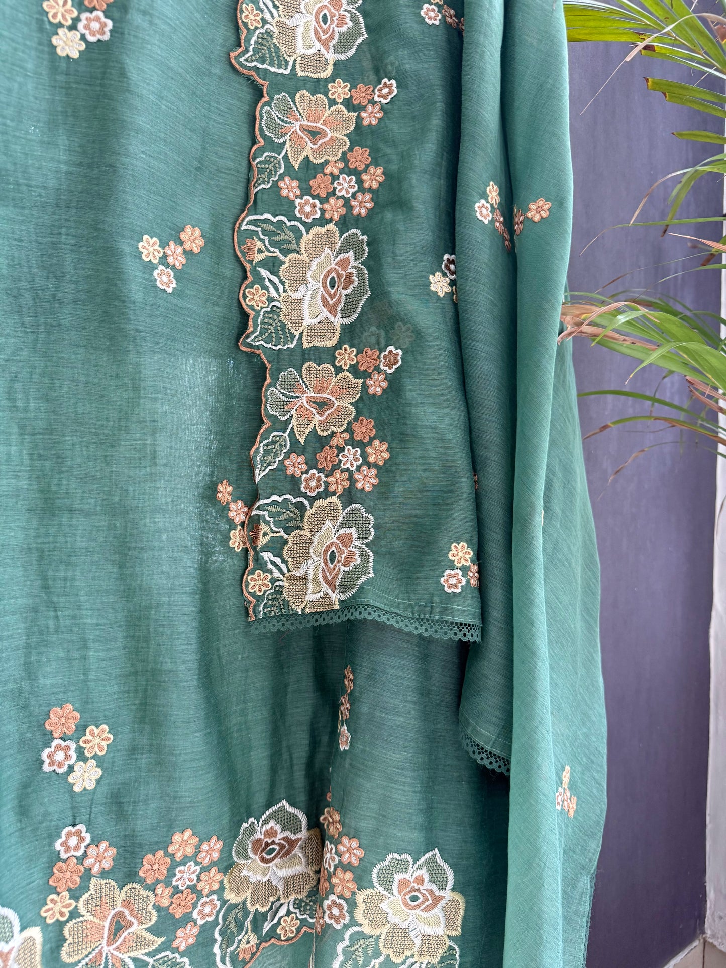 Luxurious Mul chanderi floral Threadwork suit