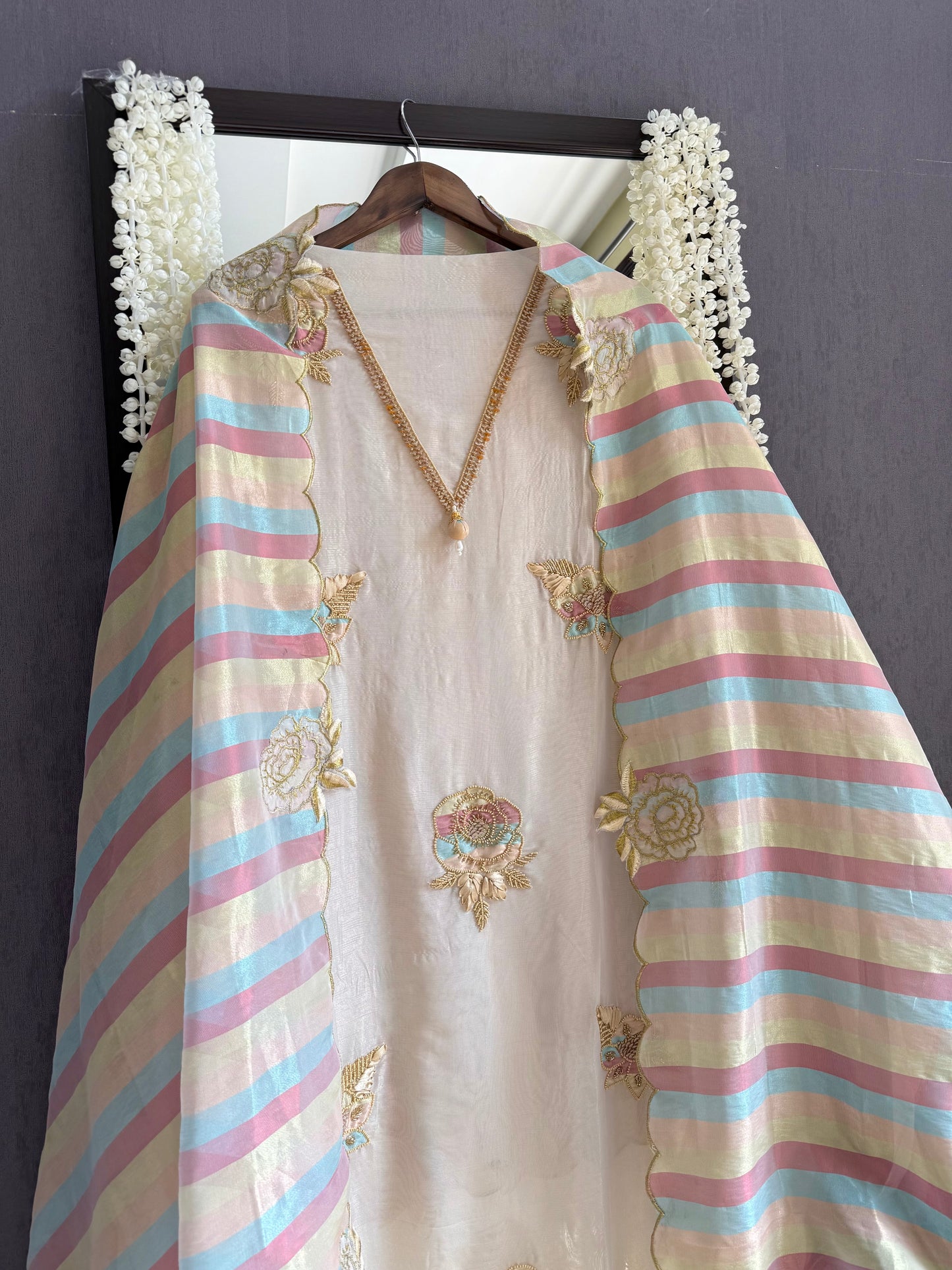 Luxurious roses appliqué handwork suit