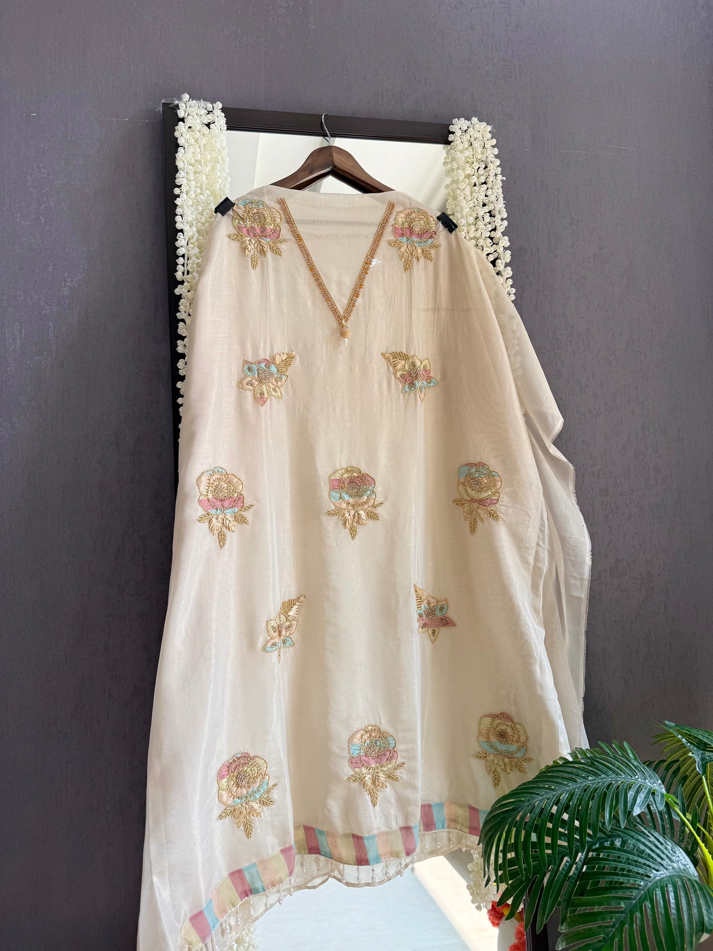 Luxurious roses appliqué handwork suit