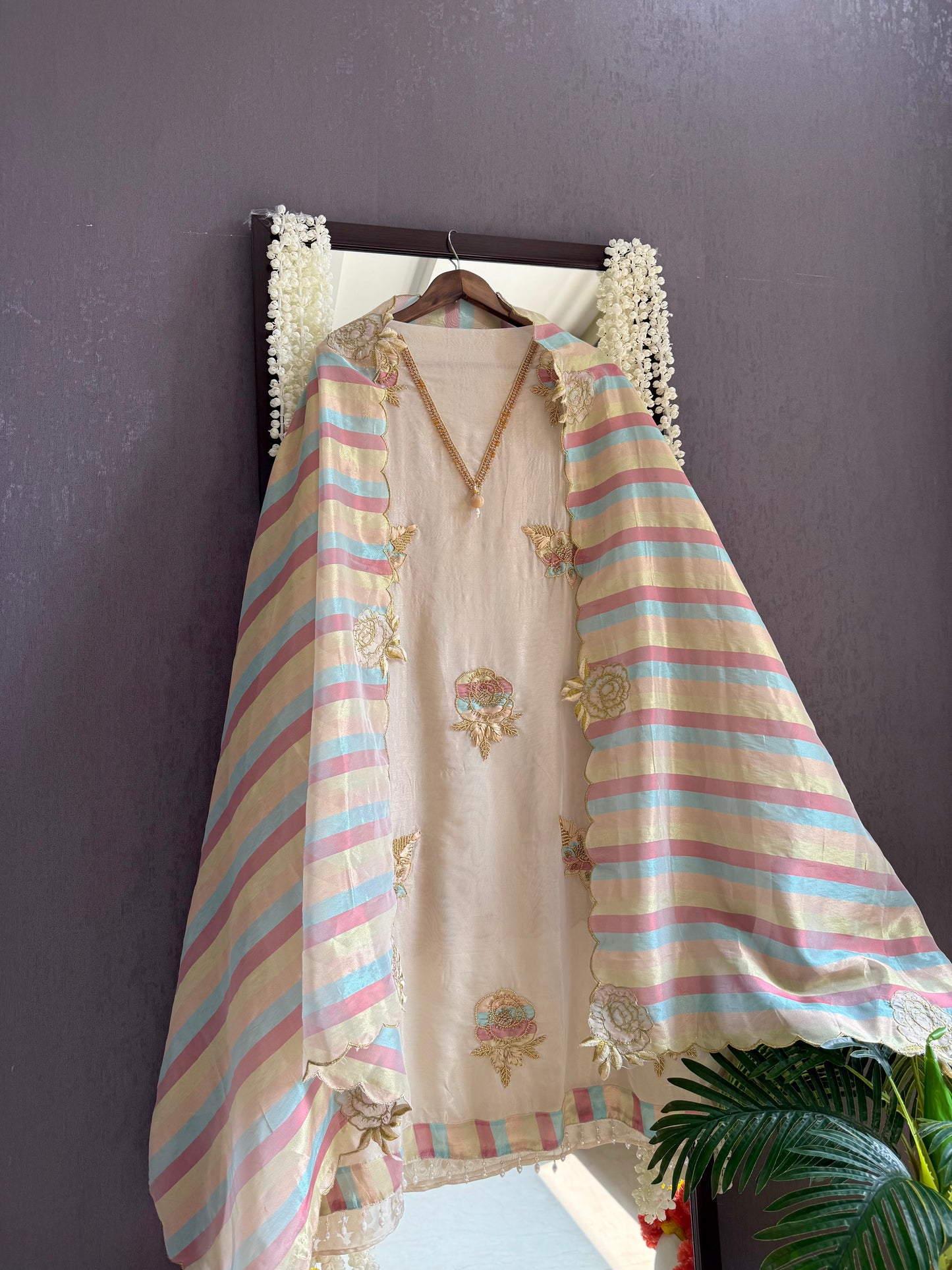 Luxurious roses appliqué handwork suit