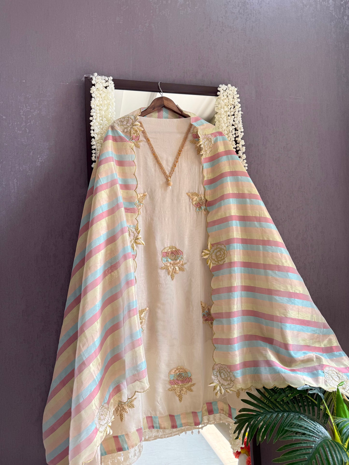 Luxurious roses appliqué handwork suit