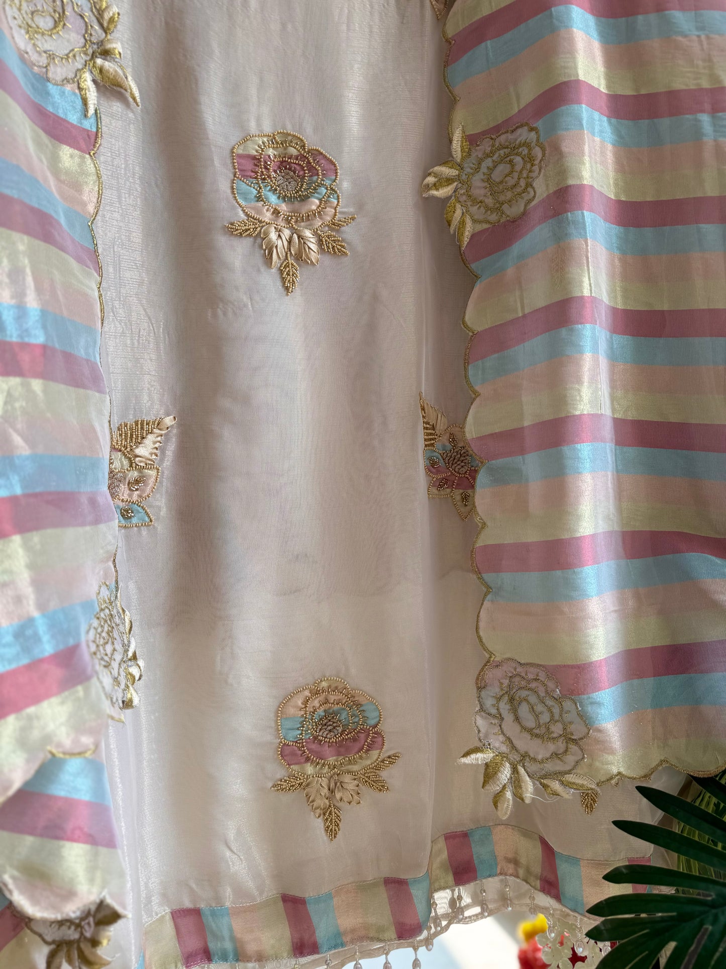 Luxurious roses appliqué handwork suit