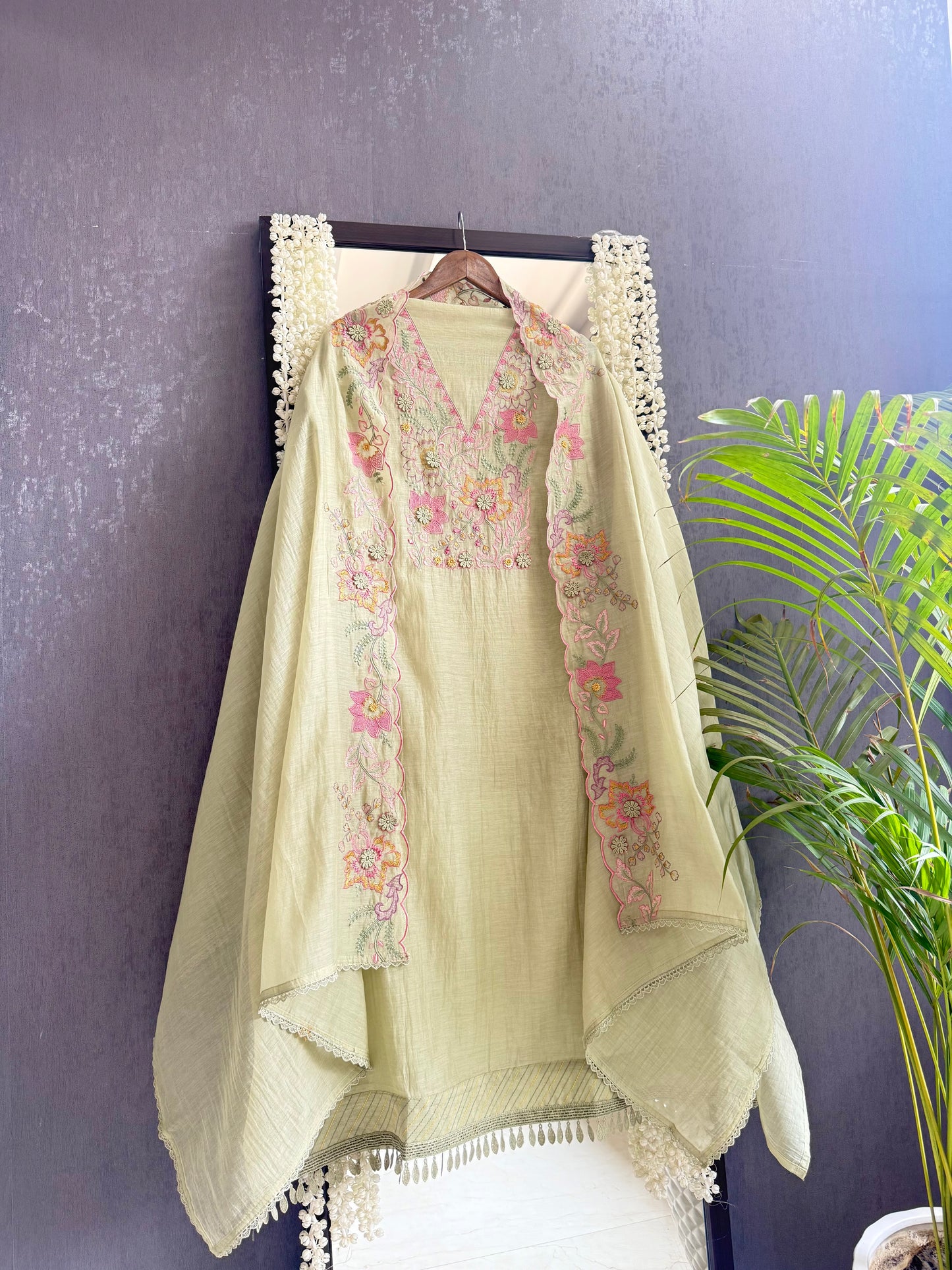 Luxurious Mul chanderi threadwork 3d floral suit