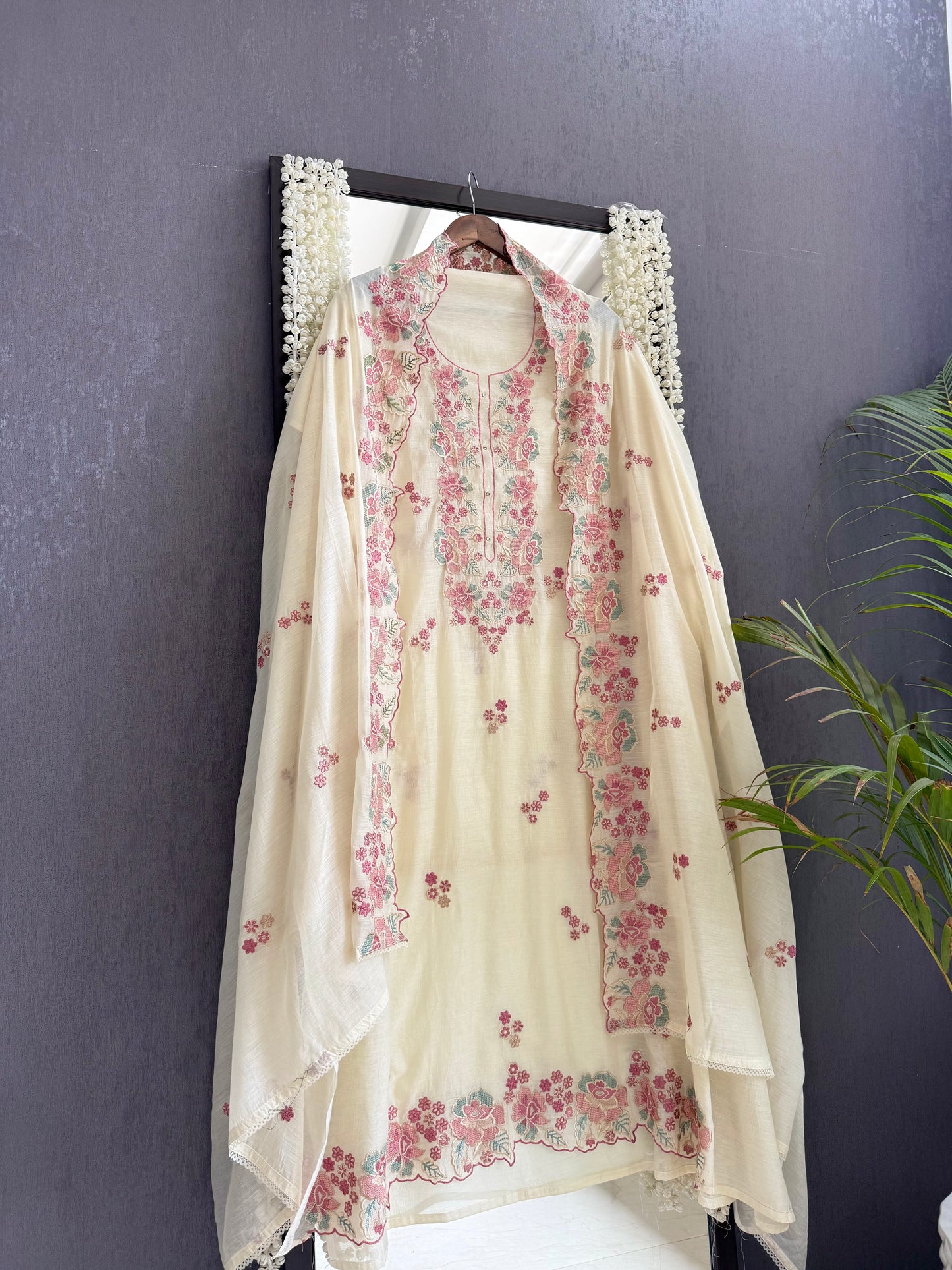 Luxurious Mul chanderi floral Threadwork suit
