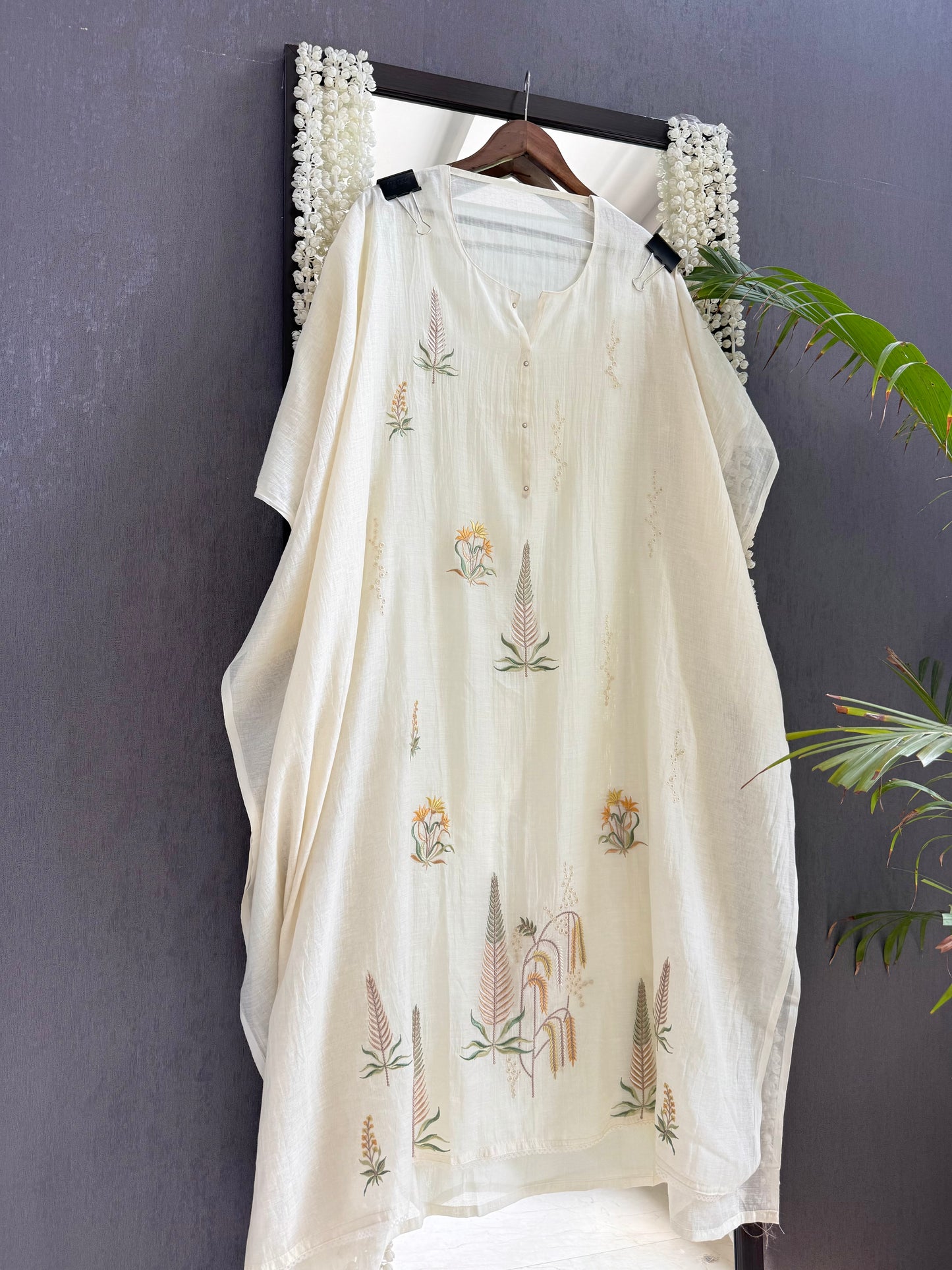 Luxurious Mul chanderi floral springs suit