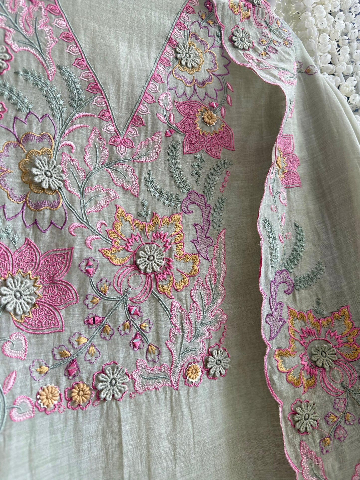 Luxurious Mul chanderi threadwork 3d floral suit