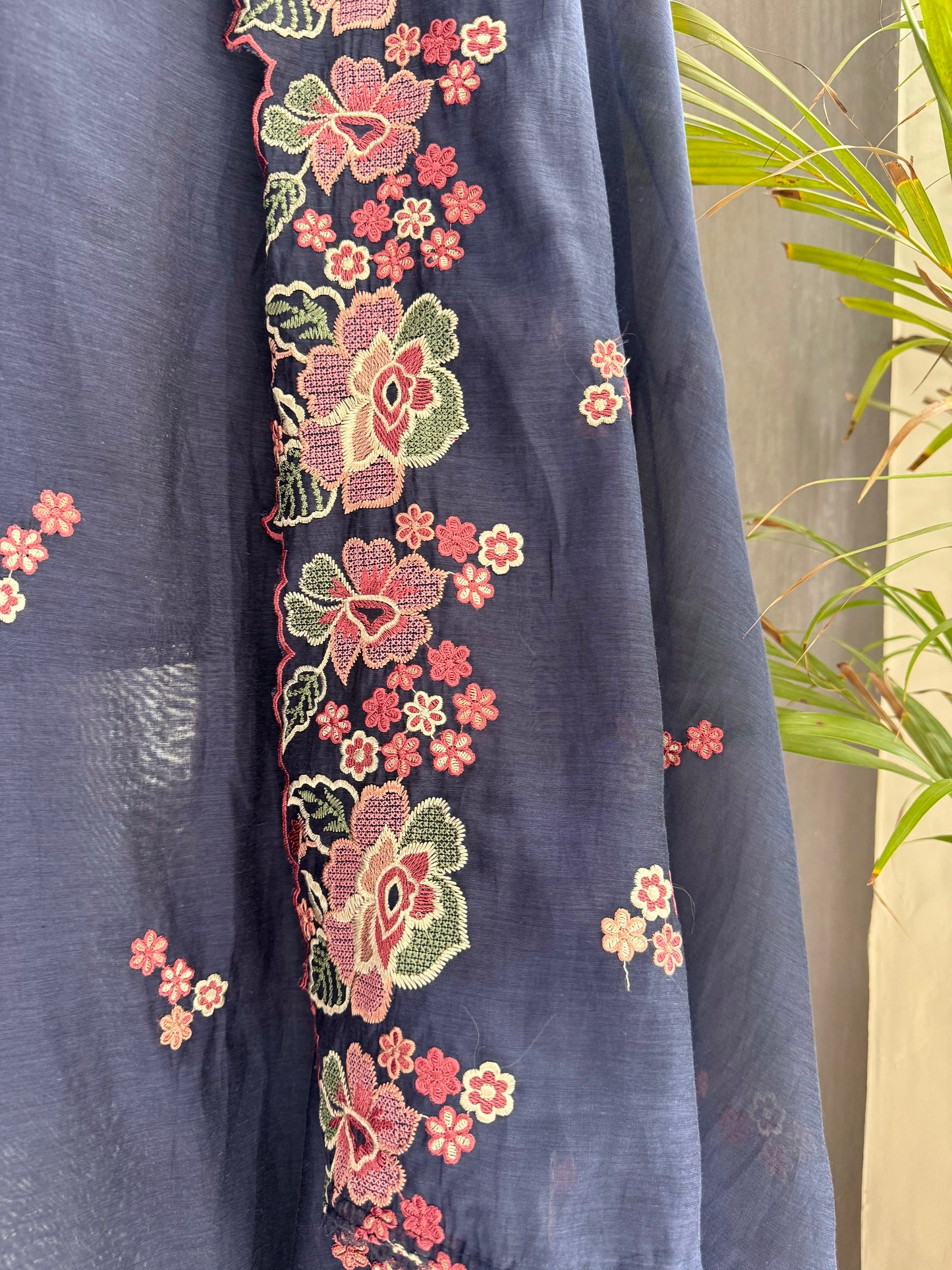Luxurious Mul chanderi floral Threadwork suit