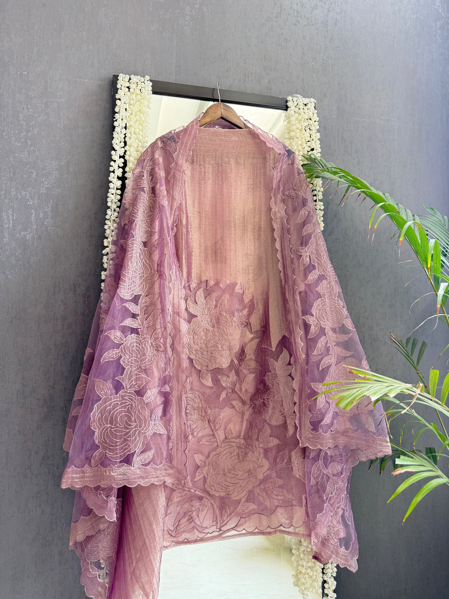 Crush tissue monochromatic appliqué suit