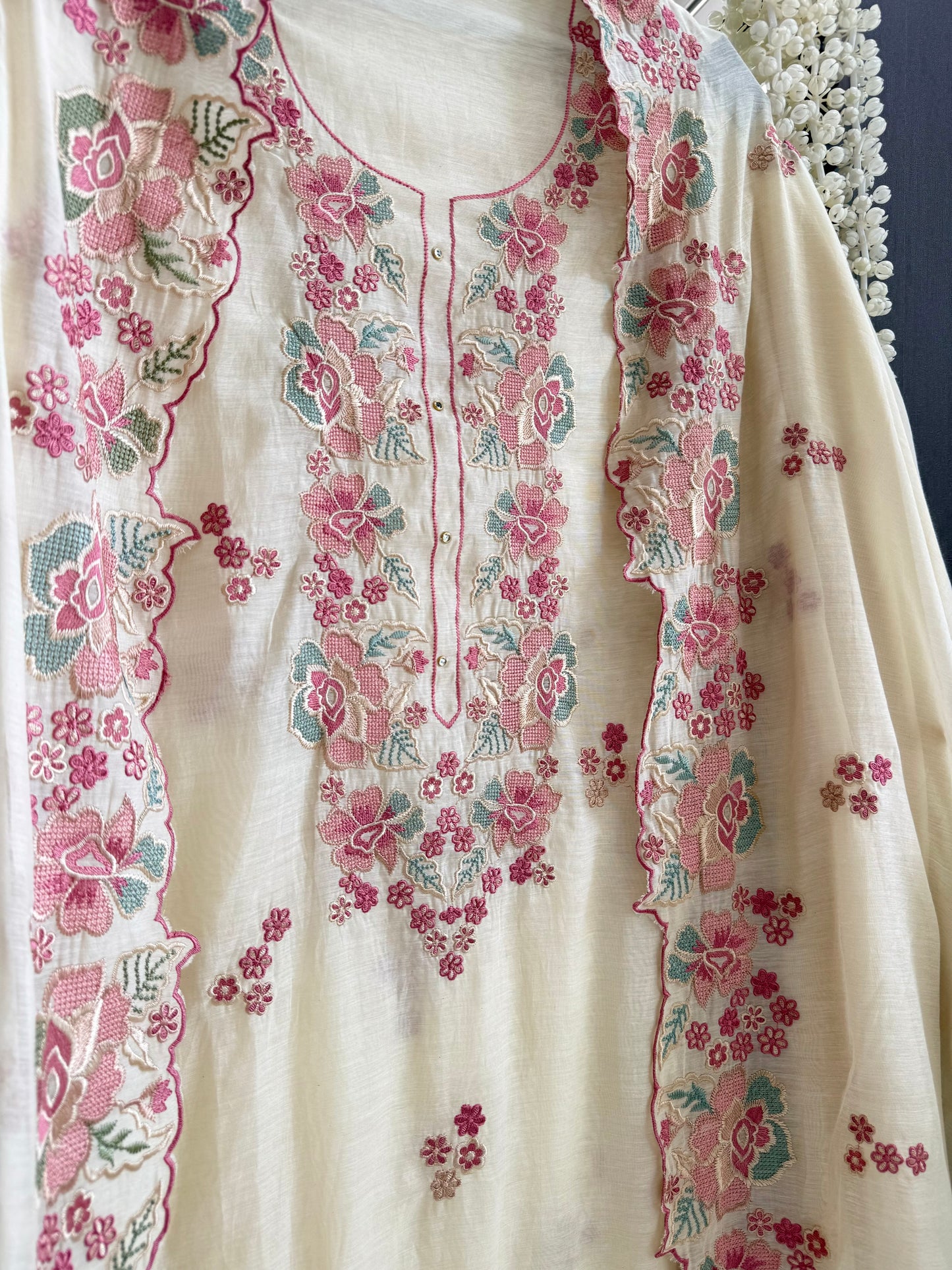 Luxurious Mul chanderi floral Threadwork suit