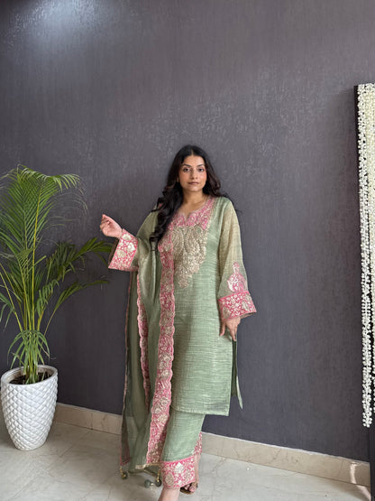 Luxurious crush tissue aari work set