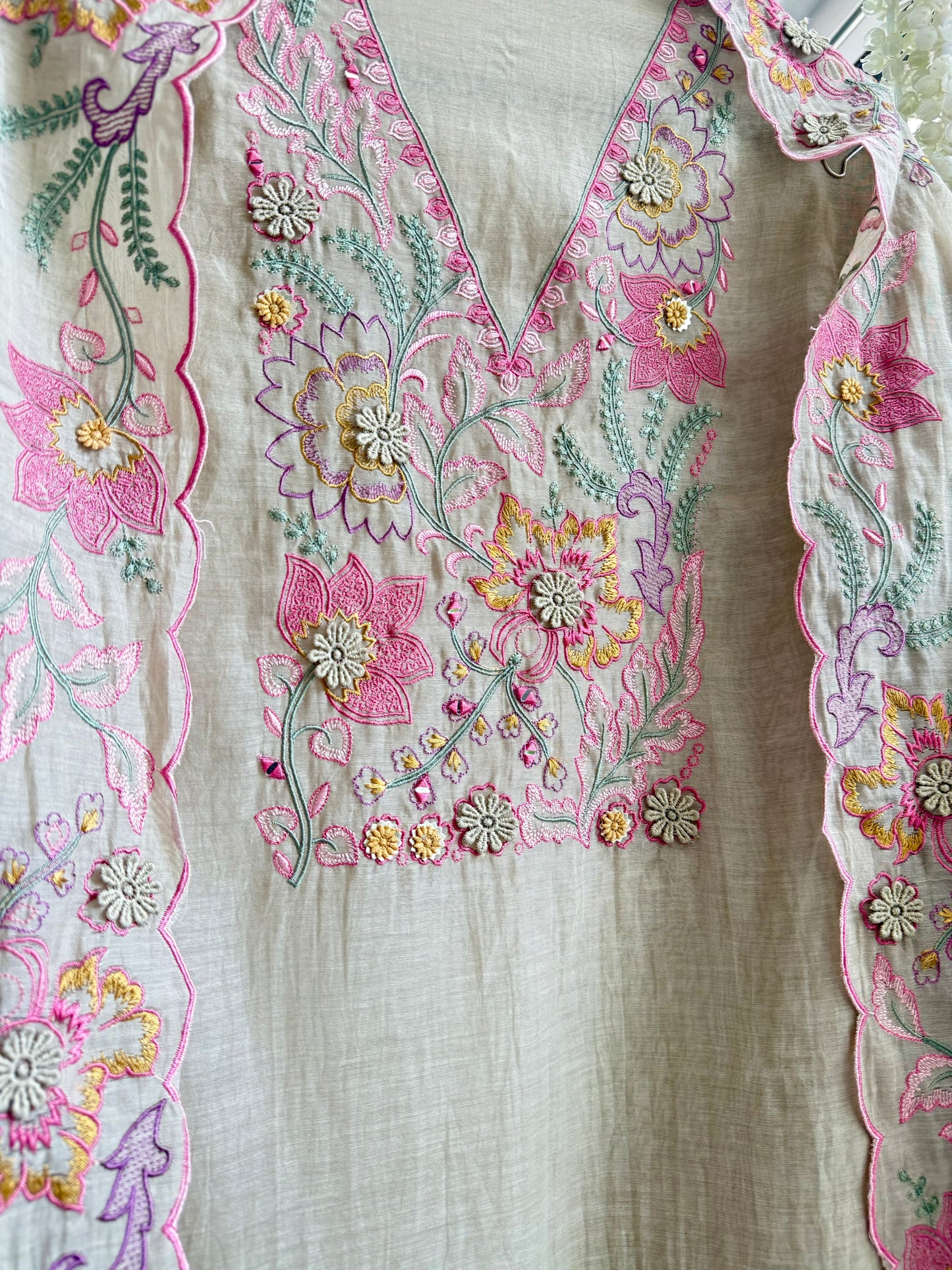 Luxurious Mul chanderi threadwork 3d floral suit