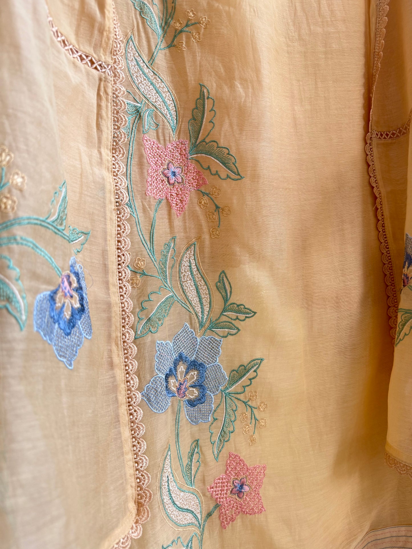 Luxurious Mul chanderi threadwork floral veil suit