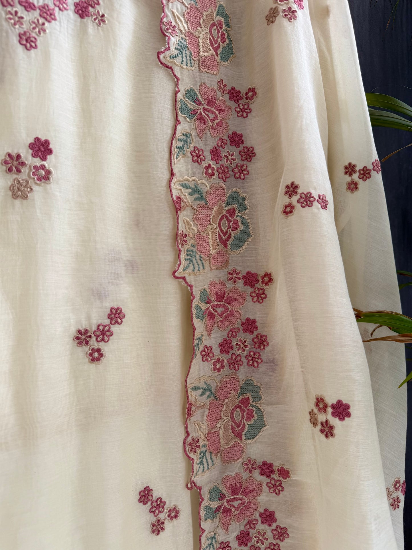 Luxurious Mul chanderi floral Threadwork suit