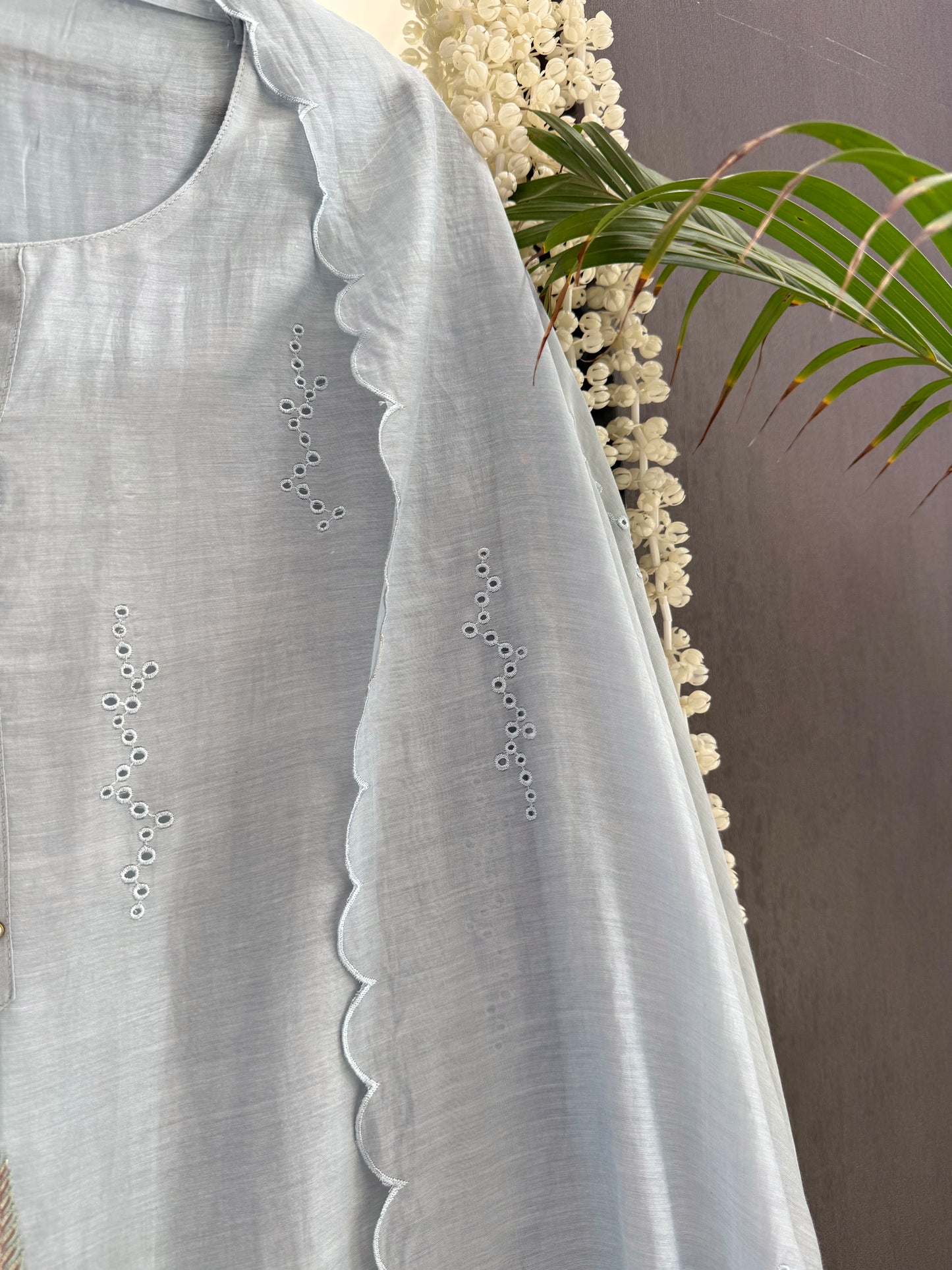 Luxurious Mul chanderi floral springs suit