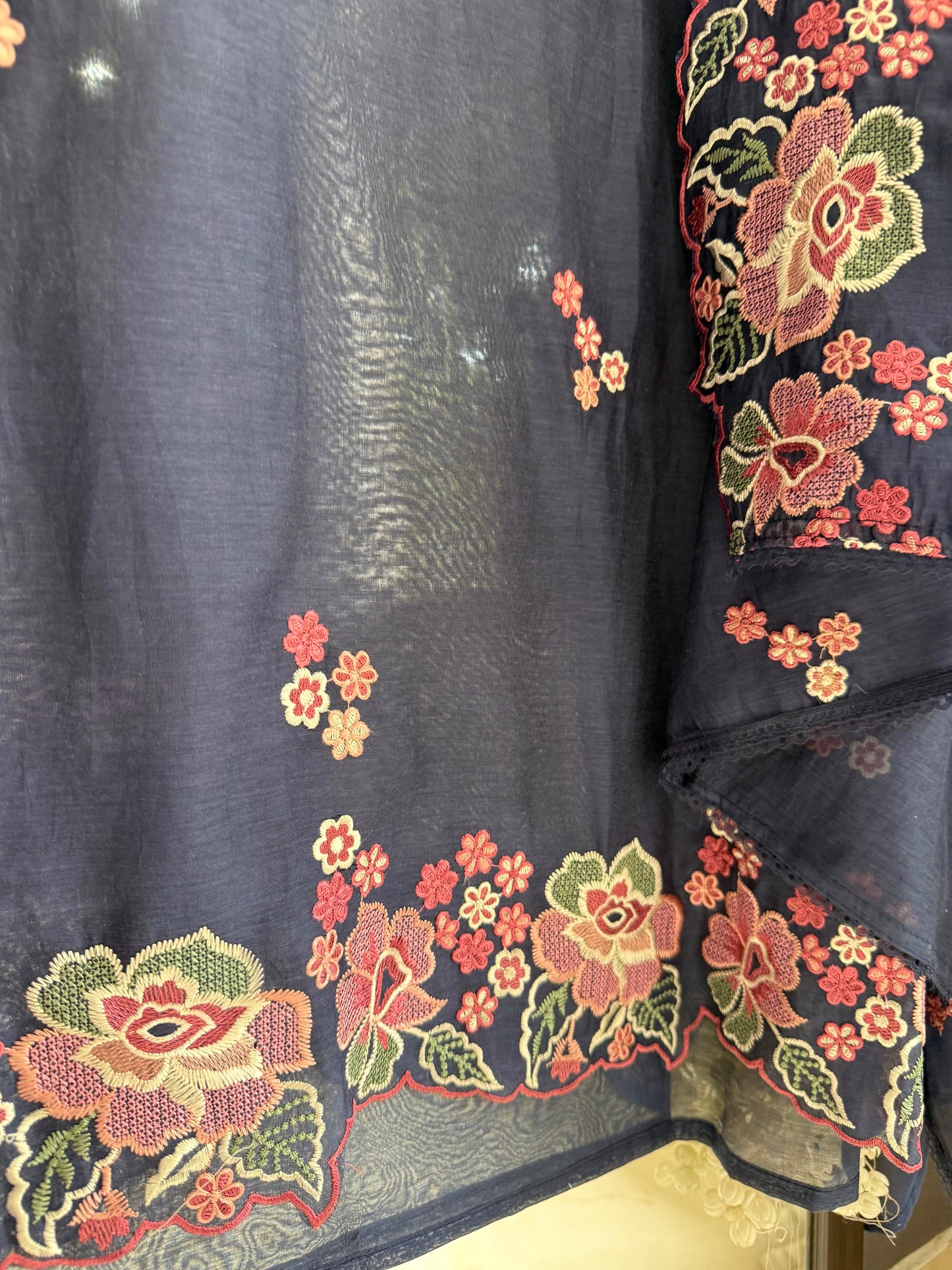 Luxurious Mul chanderi floral Threadwork suit