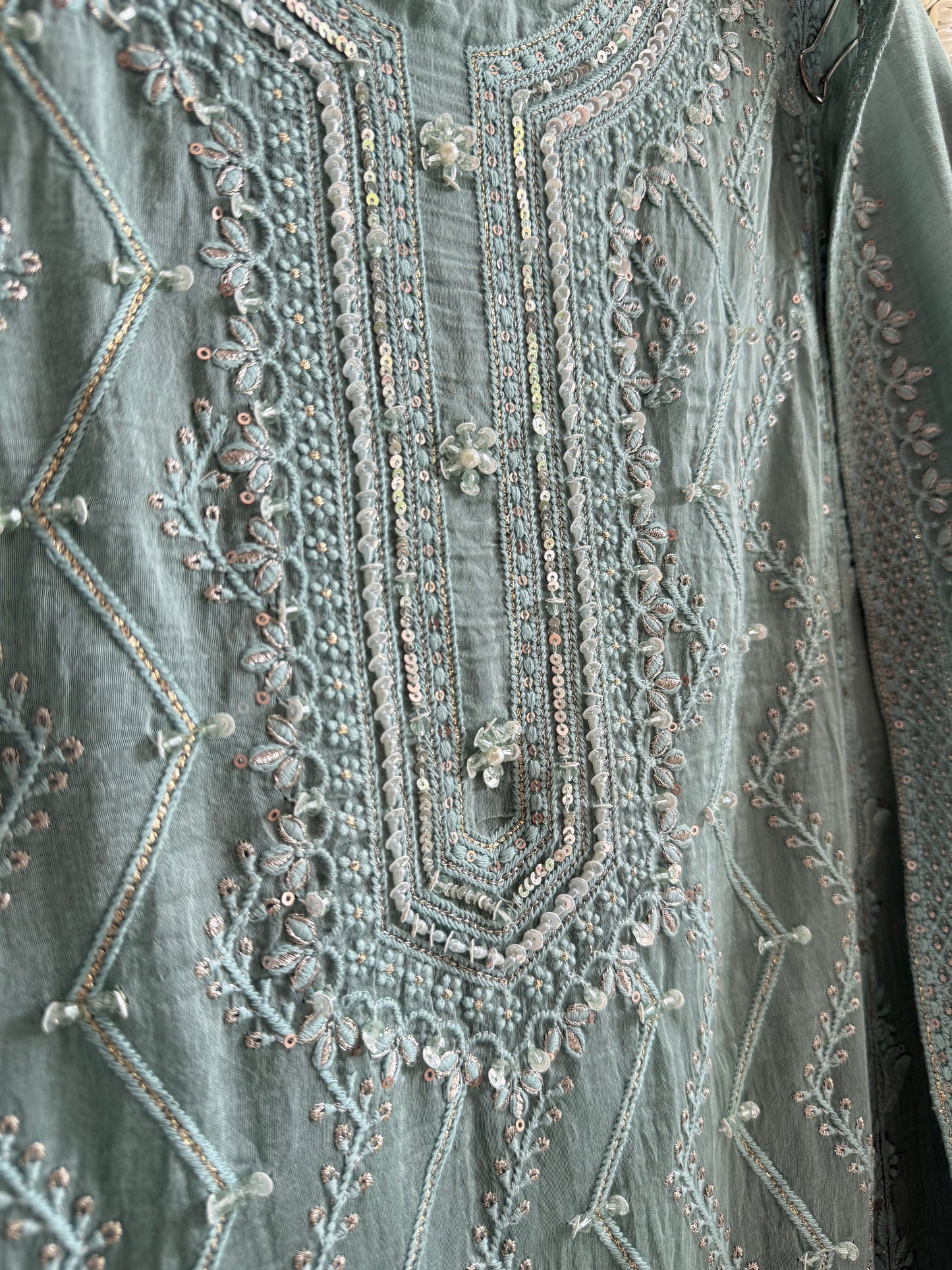 Luxurious Mul chanderi lucknowi bouquet suit