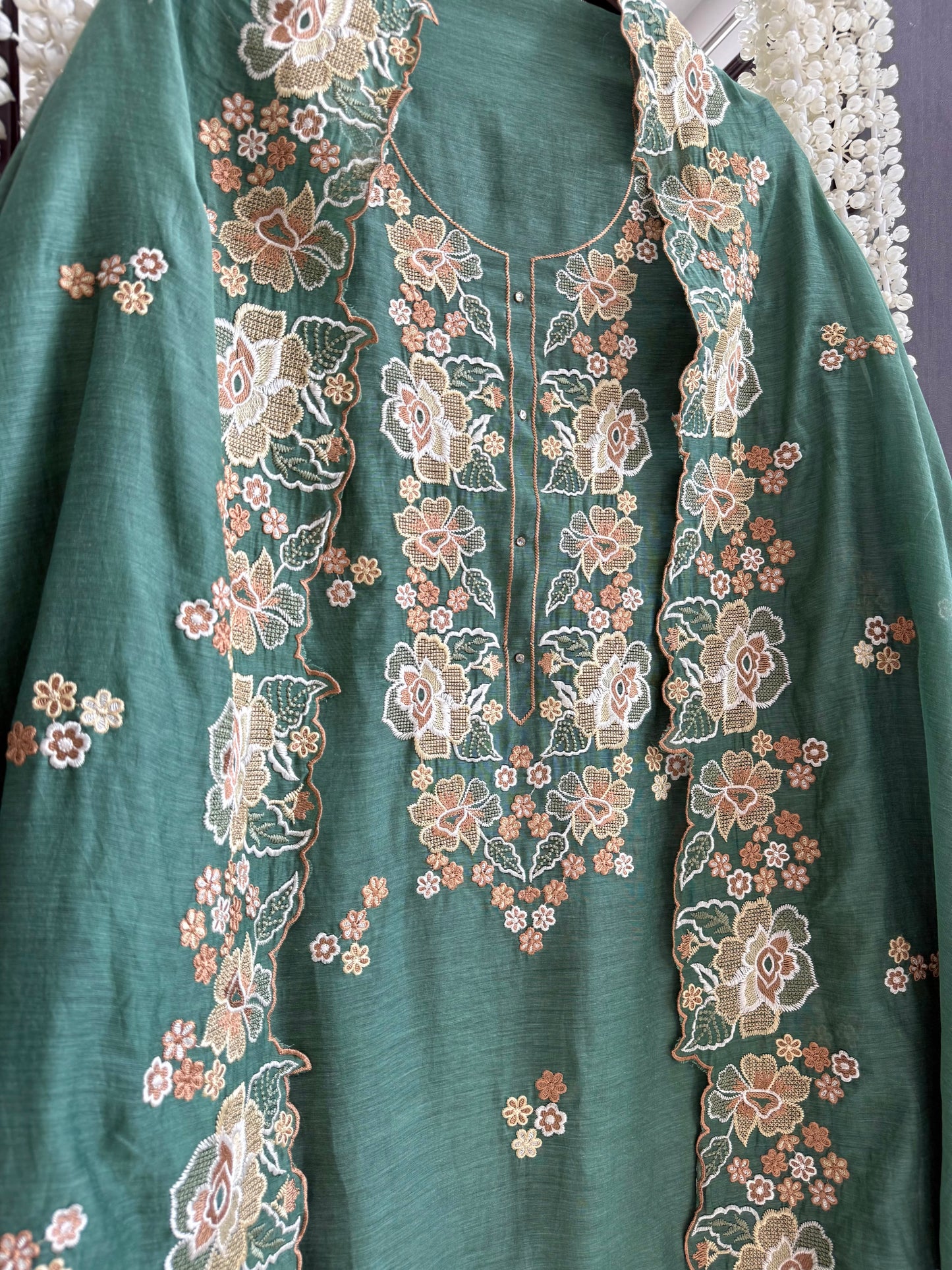 Luxurious Mul chanderi floral Threadwork suit