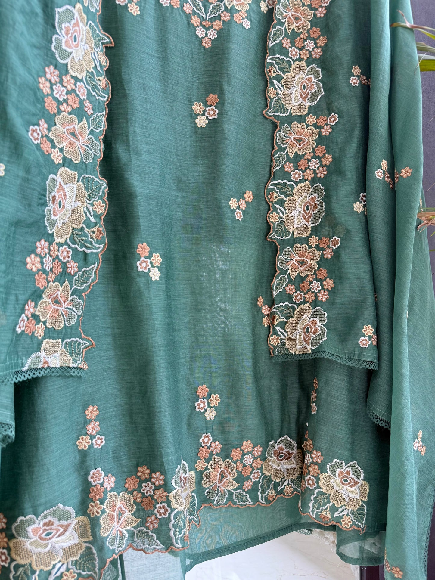 Luxurious Mul chanderi floral Threadwork suit