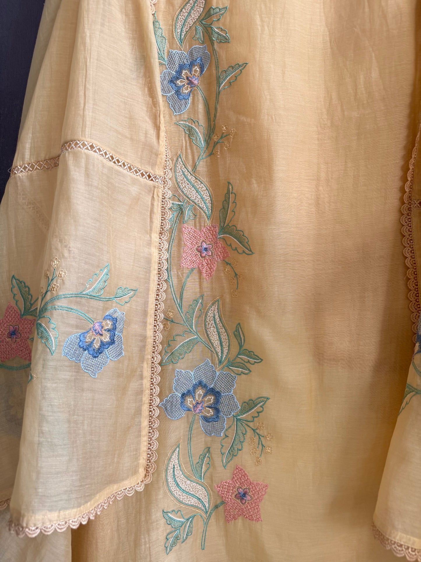 Luxurious Mul chanderi threadwork floral veil suit