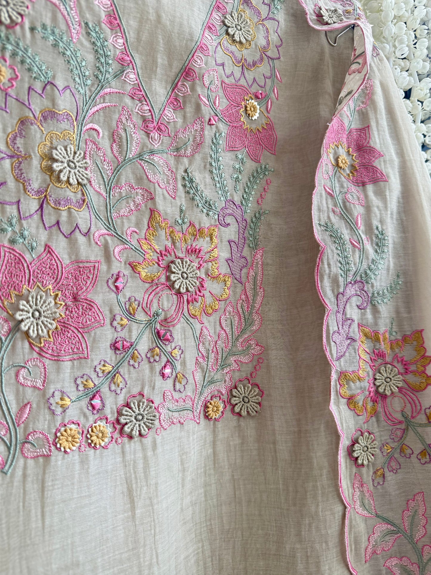 Luxurious Mul chanderi threadwork 3d floral suit