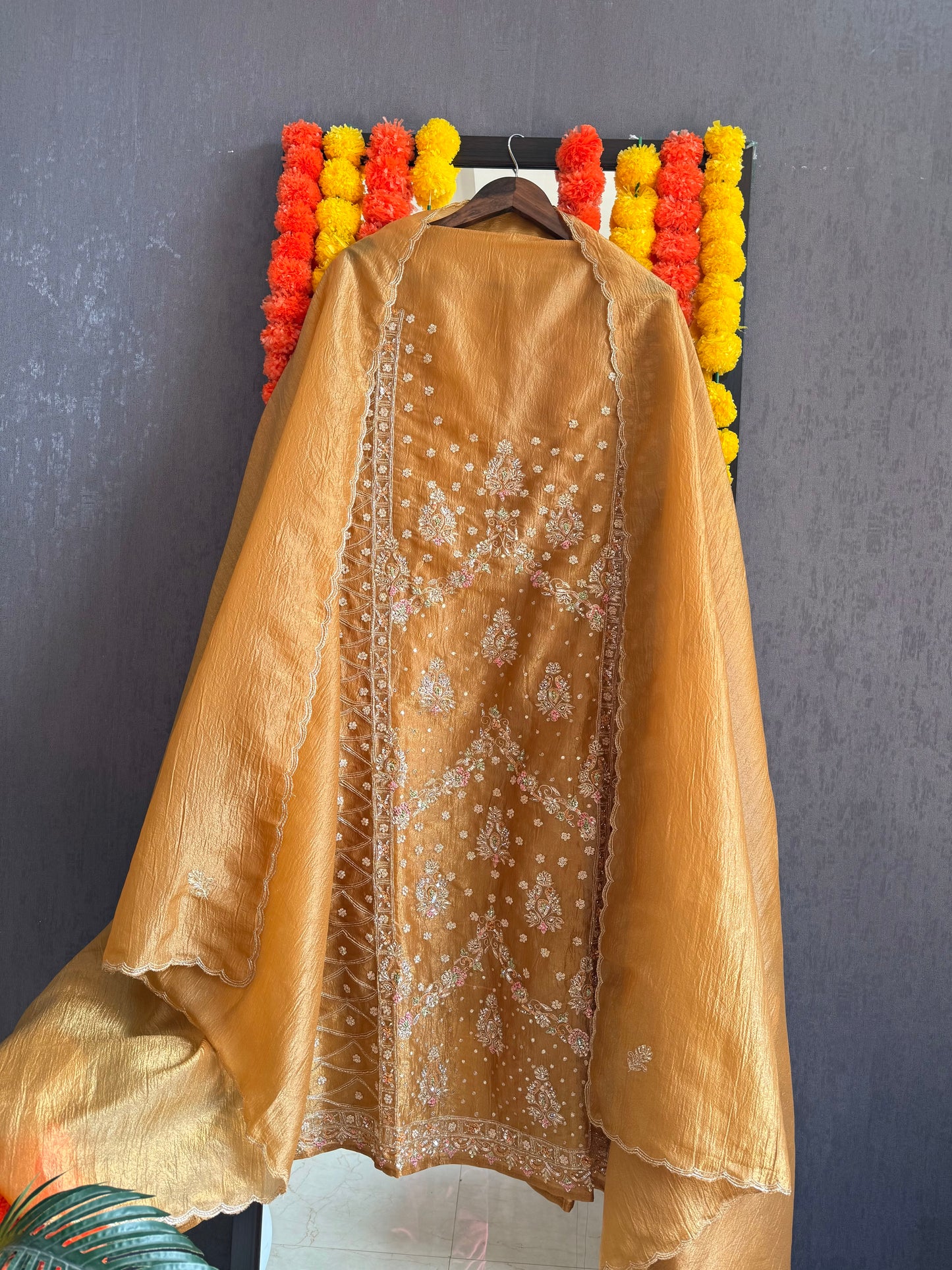 Luxurious Heeramandi suit