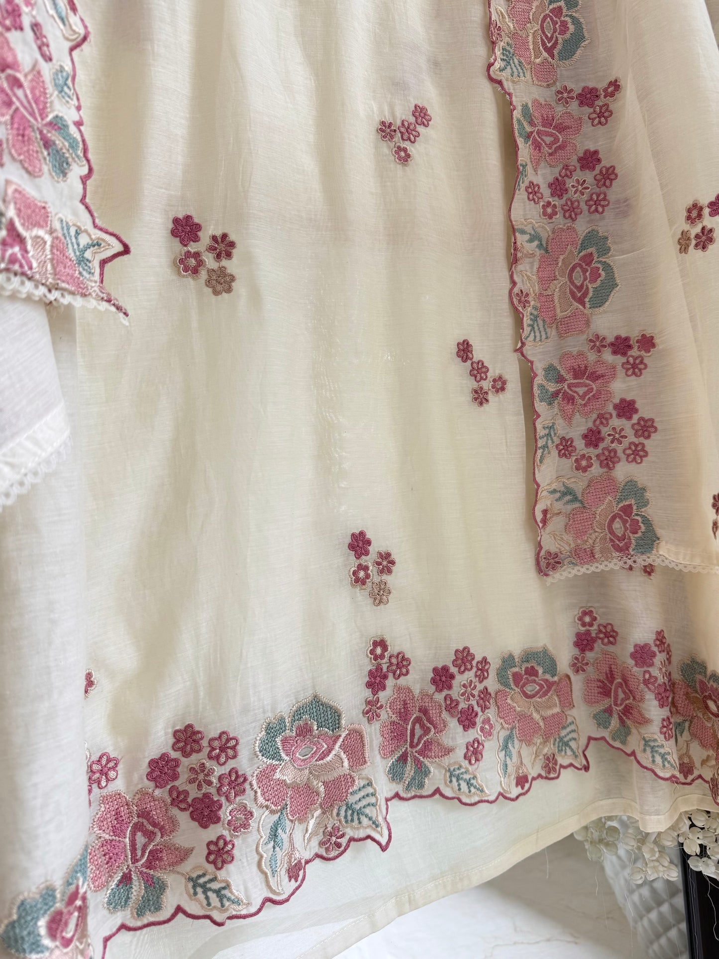 Luxurious Mul chanderi floral Threadwork suit
