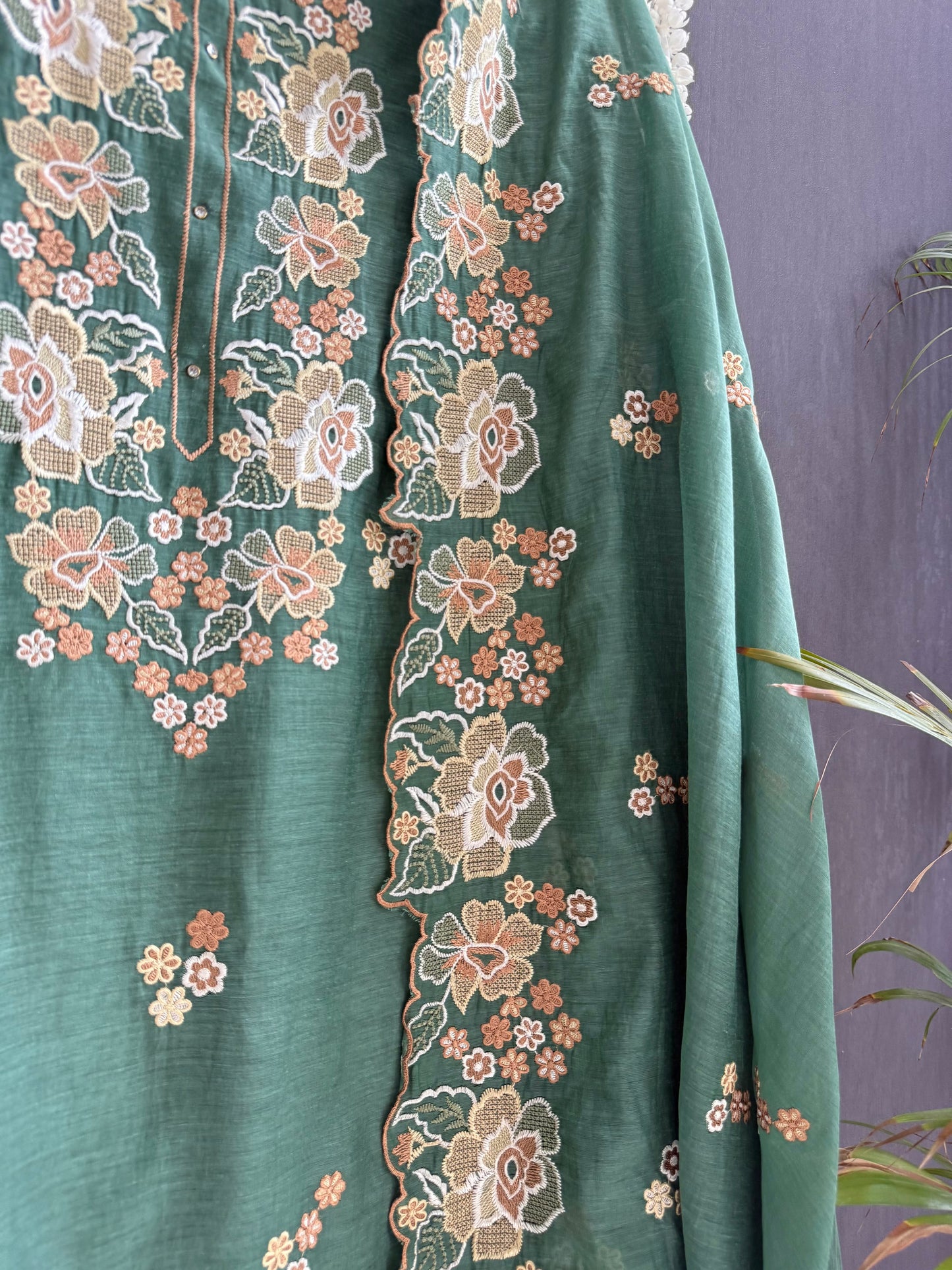 Luxurious Mul chanderi floral Threadwork suit