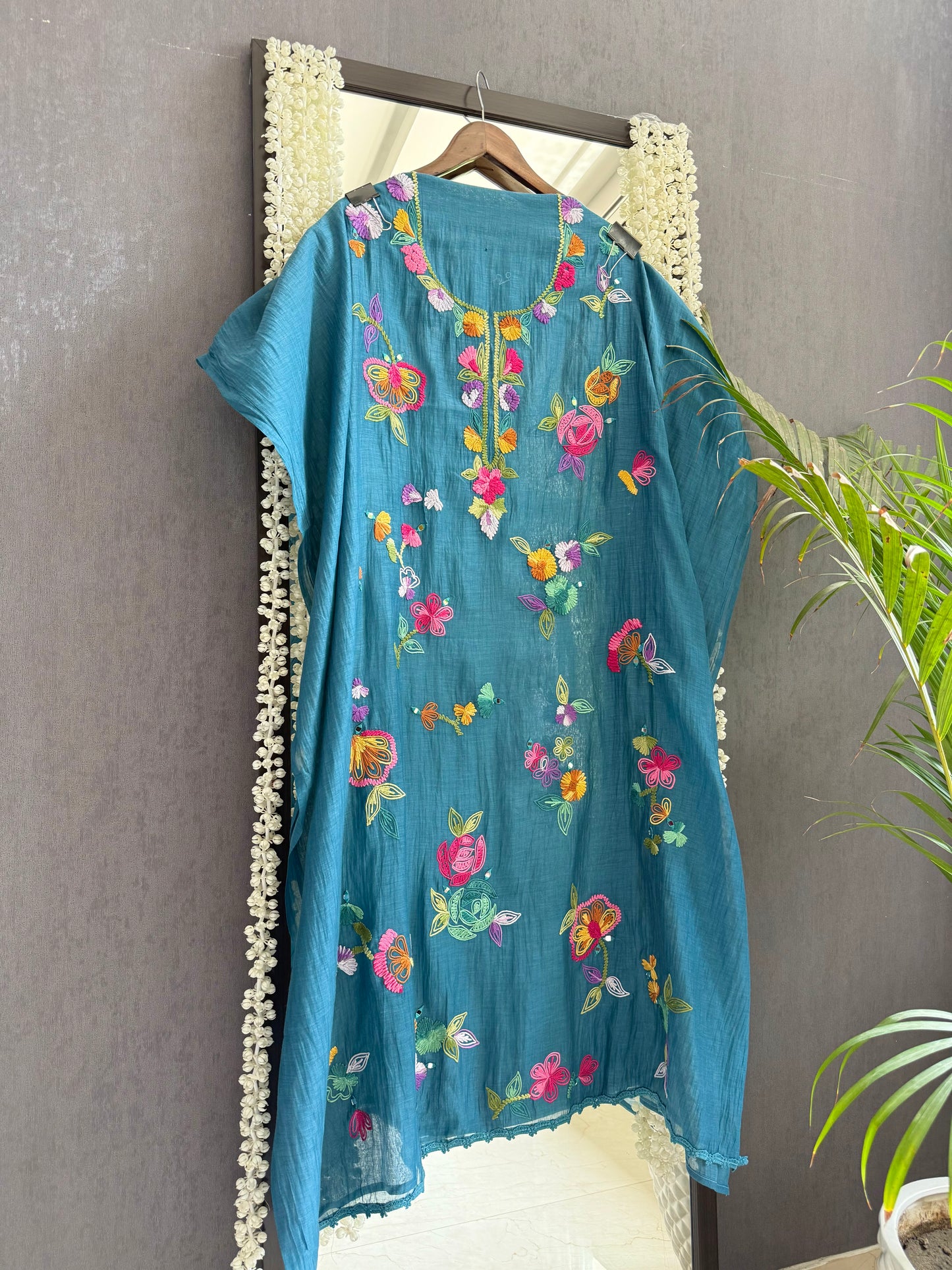 Luxurious Mul chanderi Frenchknot mirror work suit