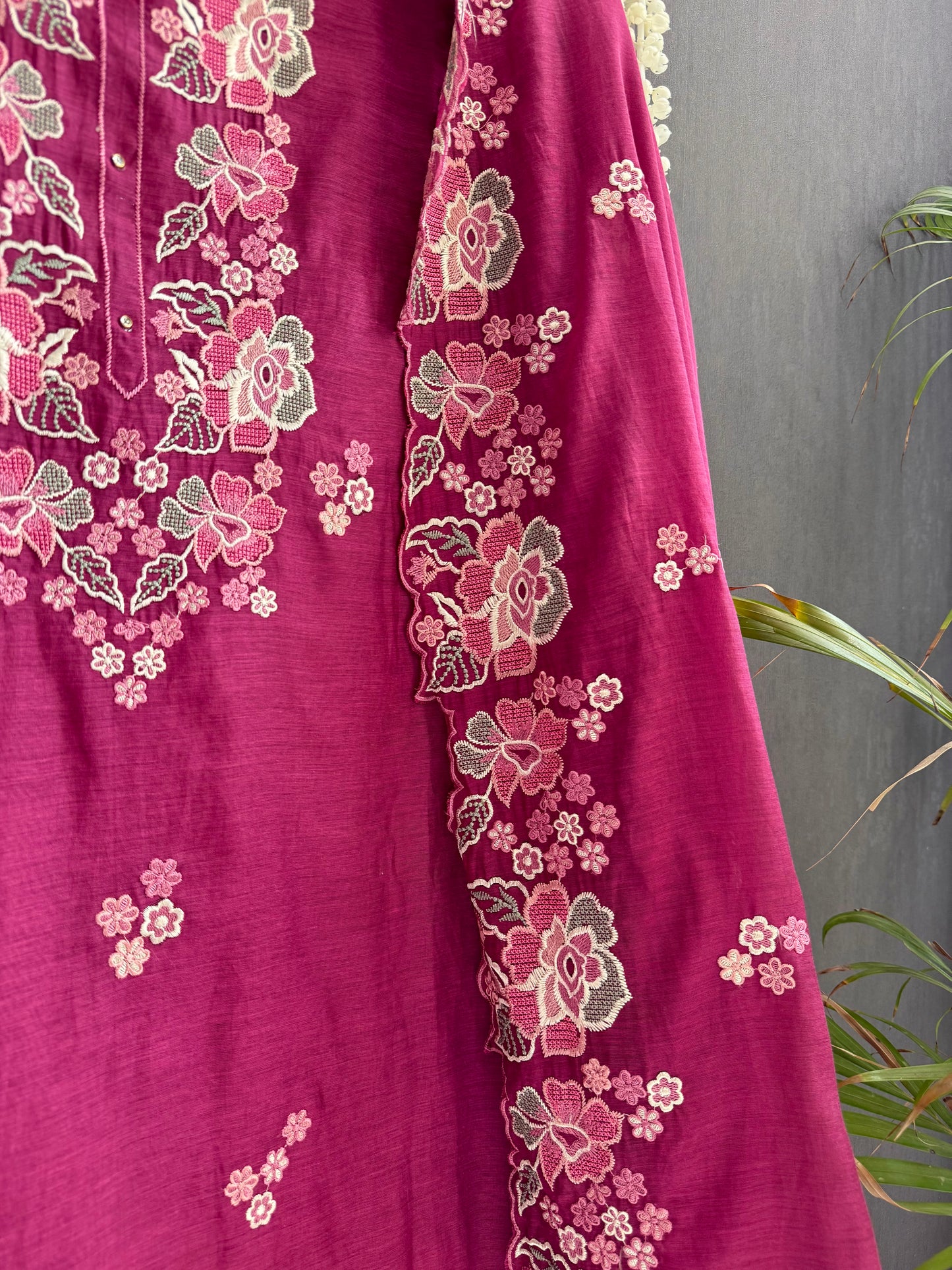 Luxurious Mul chanderi floral Threadwork suit