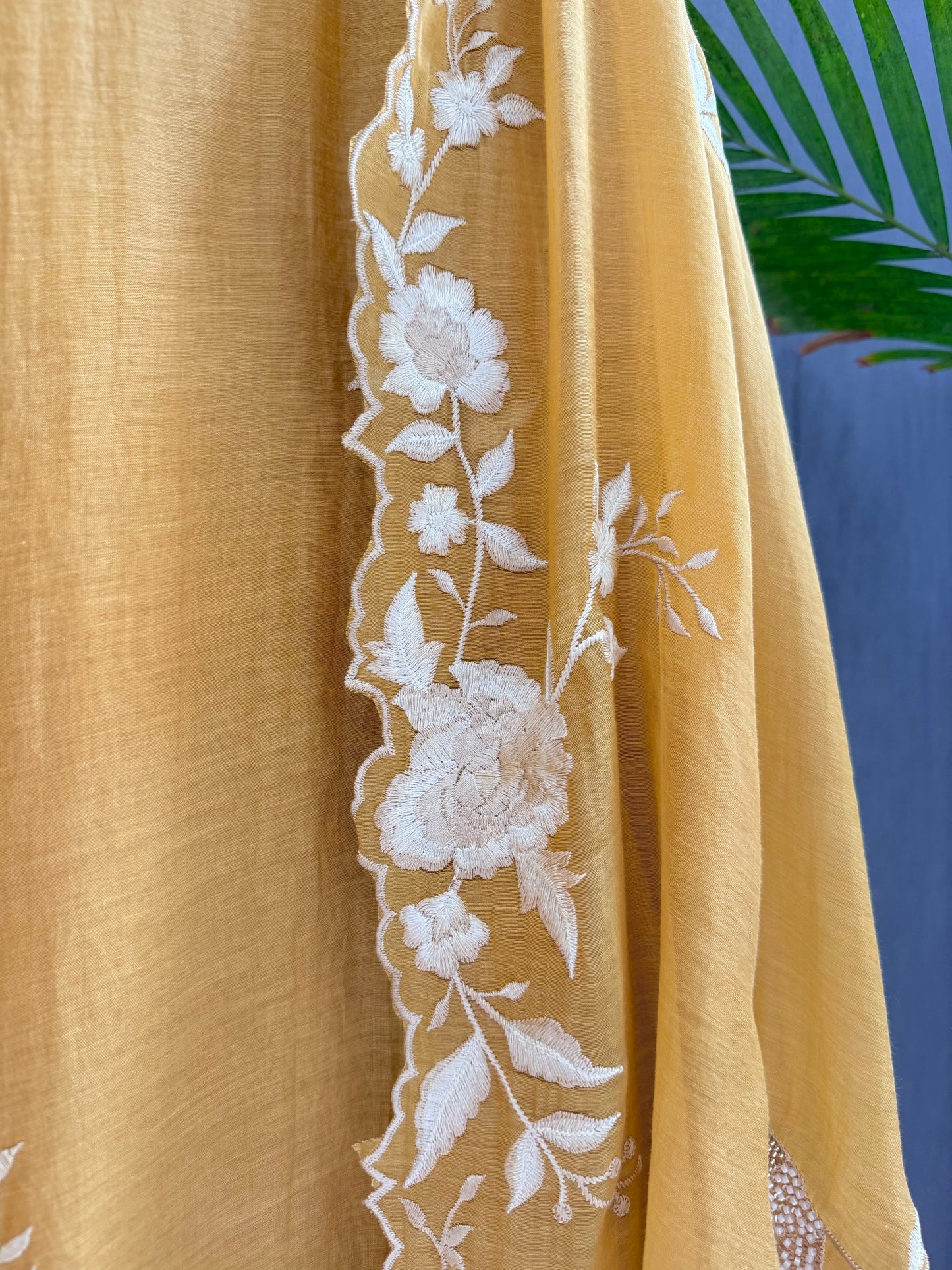 Luxurious Mul chanderi parsi thread suit