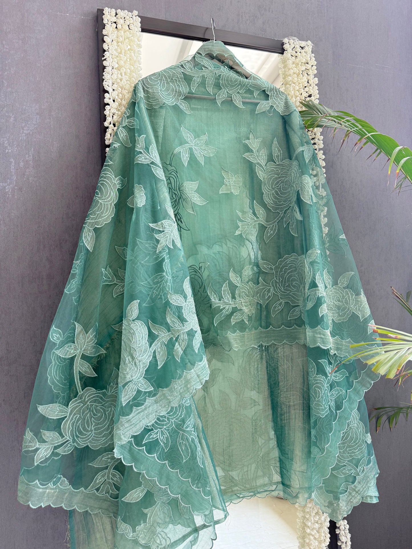 Crush tissue monochromatic appliqué suit