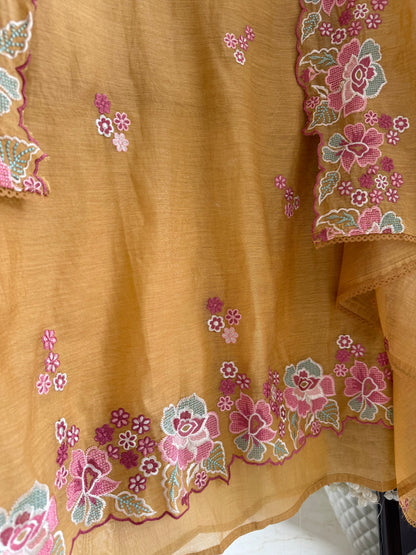 Luxurious Mul chanderi floral Threadwork suit